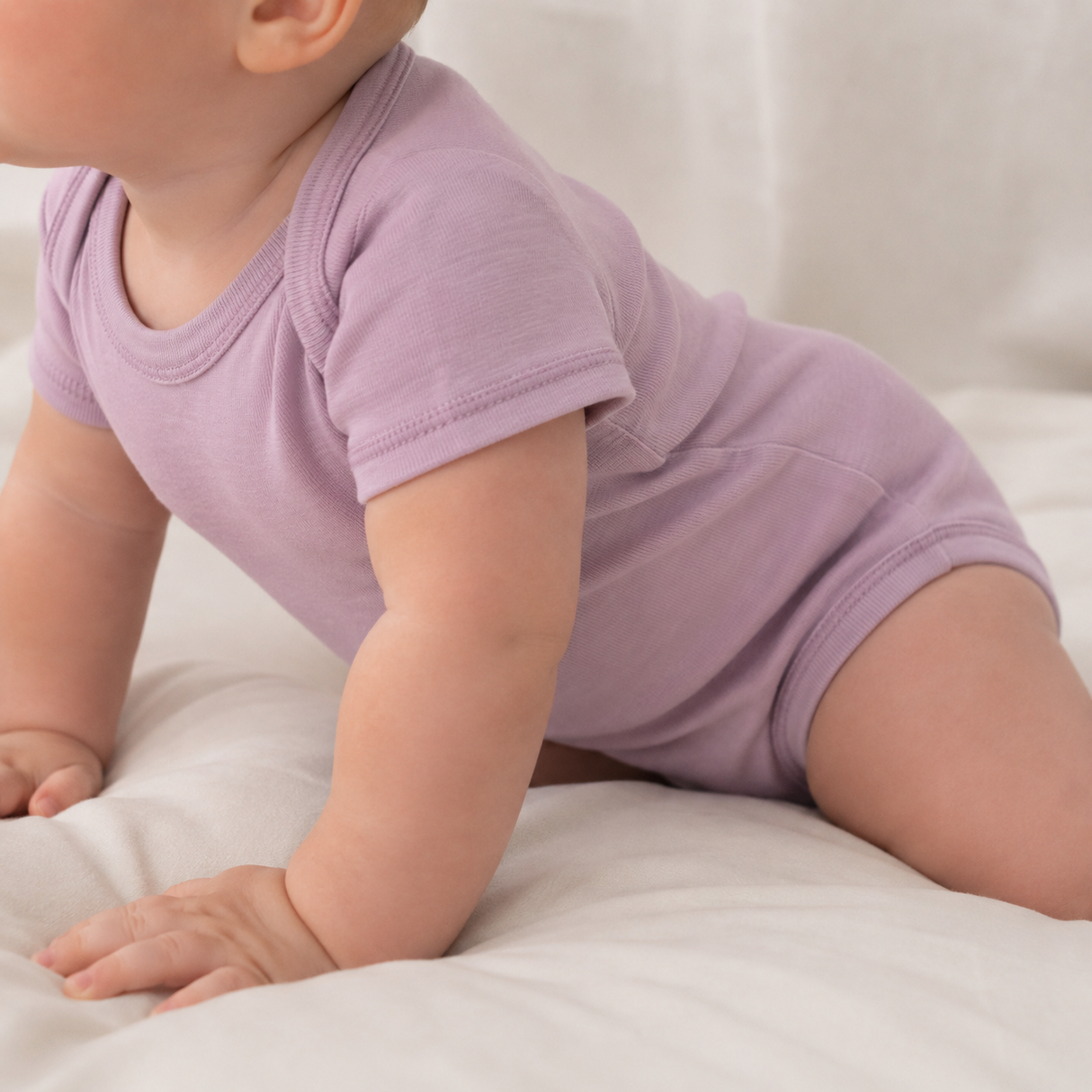 Short-sleeved bodysuit made from 100% certified fine merino wool