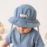 "Soft Breeze" hat made of 100% organic muslin with an extended back to protect the neck